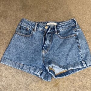 PACSUN MOM SHORT- size 24